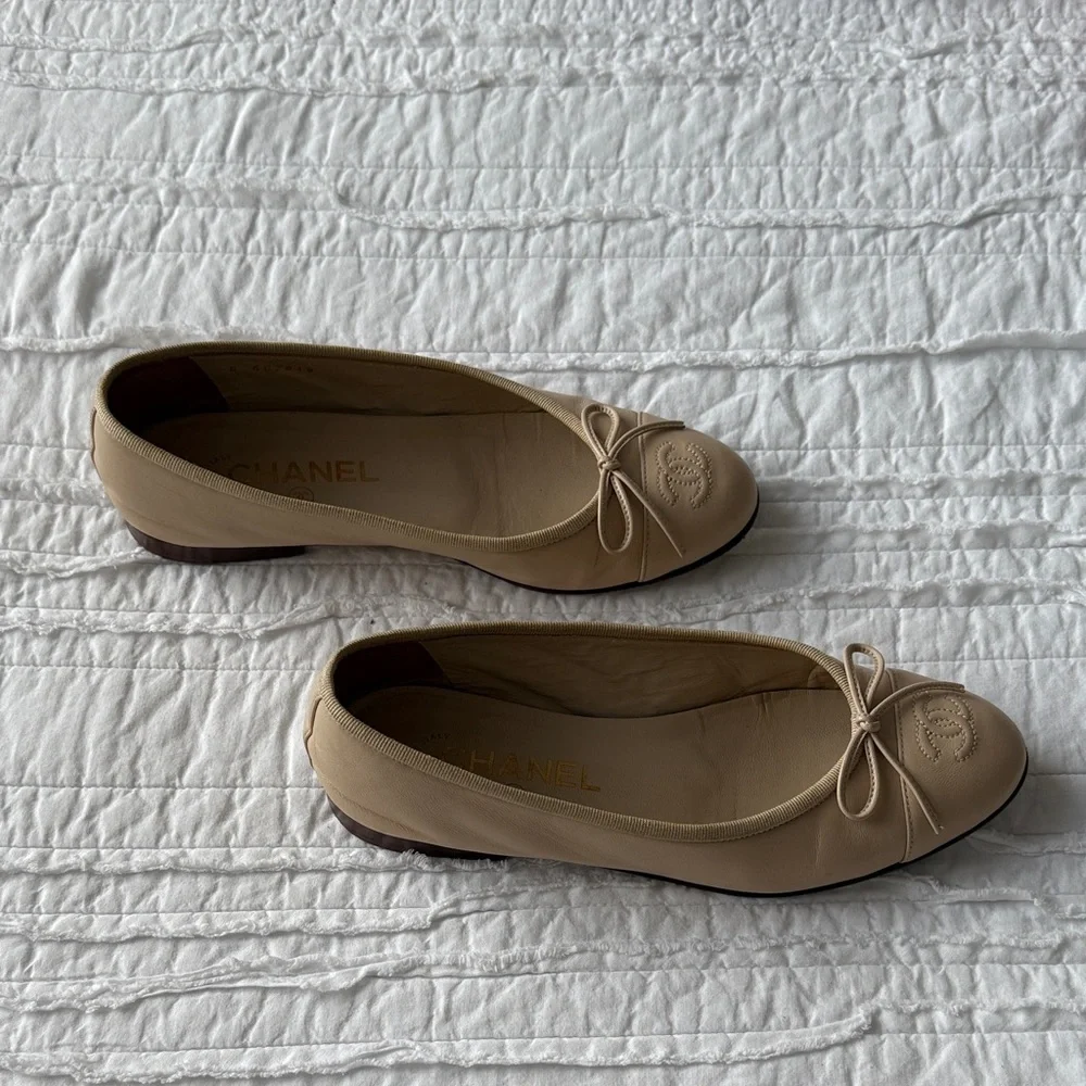 CHANEL Cream Leather Flats with Bow - Picture 4 of 9